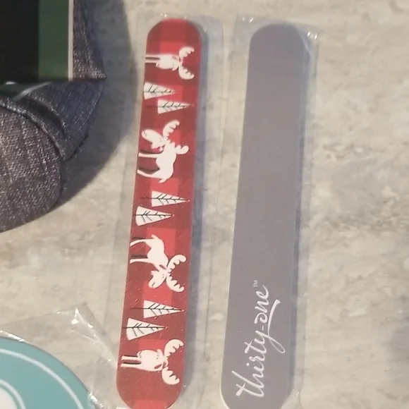 Thirty-One Lot - Picture 4 of 6